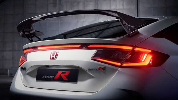 Közeli kép a Honda Civic Type R aerodinamikus spoileréről.