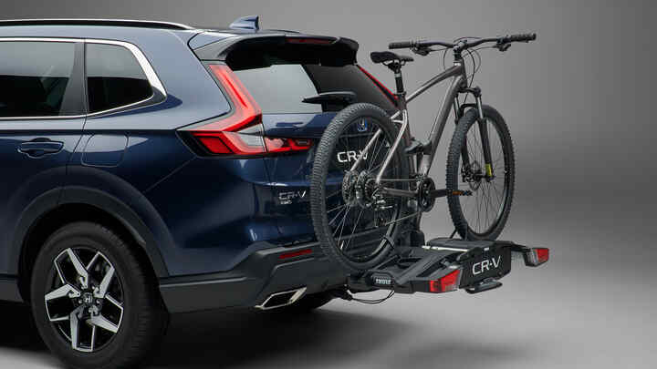 Háromnegyed-profilos Honda CR-V Hybrid gépkocsi hátulról, kerékpártartóval.