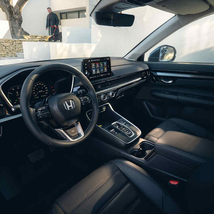 Háromnegyedes felvétel a Honda CR-V Hybrid SUV belteréről.
