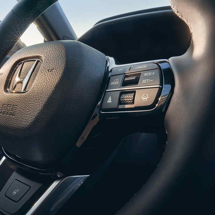Közelkép a Honda CR-V Hybrid fűtött bőrbevonatú kormánykerékről.