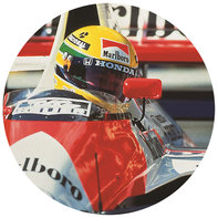 Senna egy F1-es Honda versenyautóban.