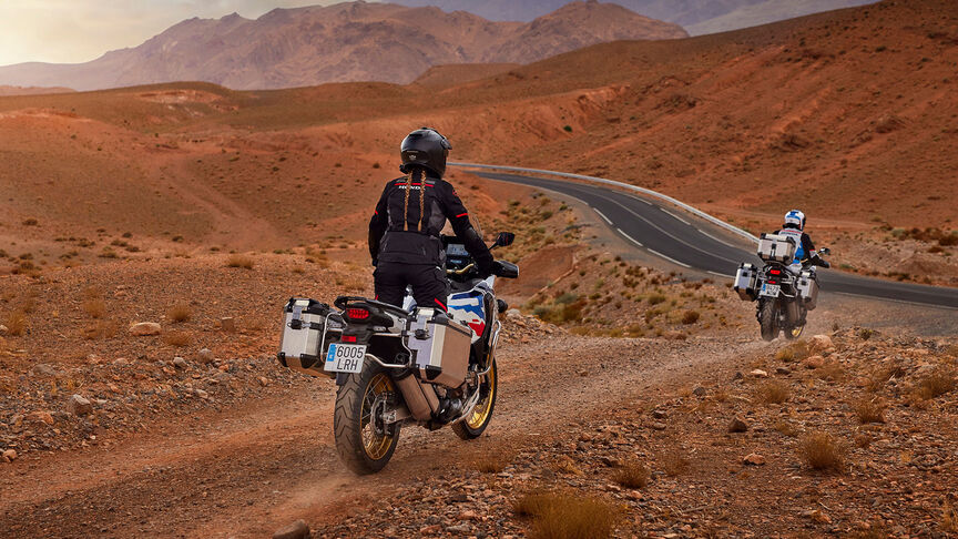 A Honda CRF1100 Africa Twin Adventure Sports eleje háromnegyedes kompozícióban, hegyvidéki környezetben.