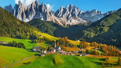 A híres alpesi Santa Maddalena község, háttérben a varázslatos Dolomitok hegyvonulata, Val di Funes, Trentino-Alto Adige, Olaszország
