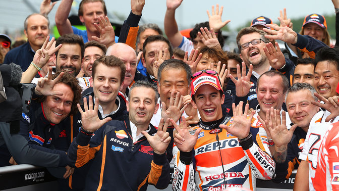 MotoGP-pilóta ünnepli csapatával a Honda győzelmét.