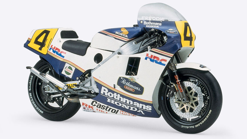 Egy Honda NSR500 oldalról.