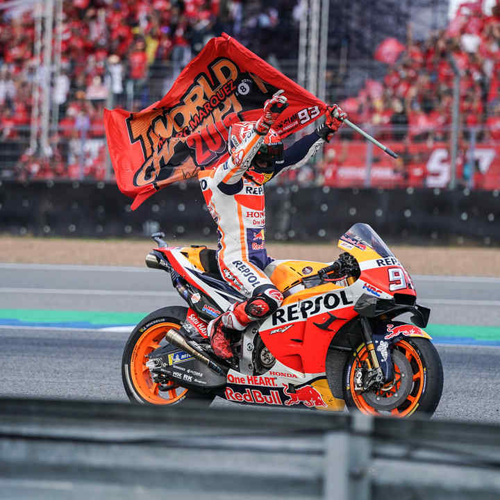 Marc Marquez, a Honda MotoGP-versenyzője győzelmét ünnepli egy Fireblade nyergében.