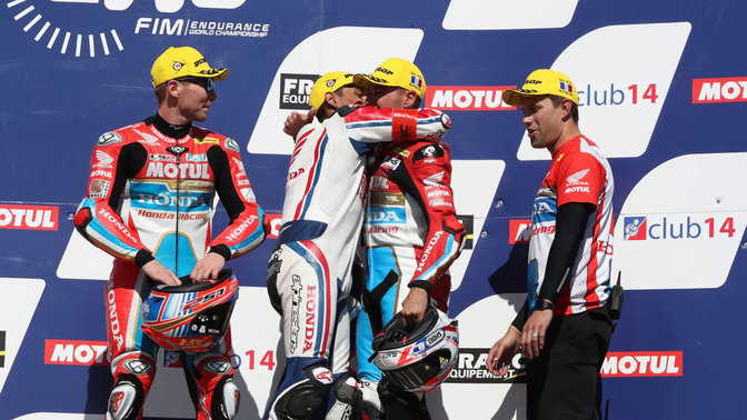 Hondás EWC-versenyzők ünneplik győzelmüket.