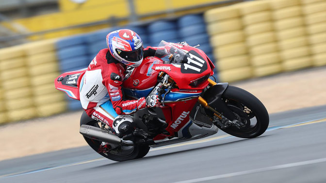 Honda Fireblade elölről, EWC-versenyen, háromnegyedes nézetben.