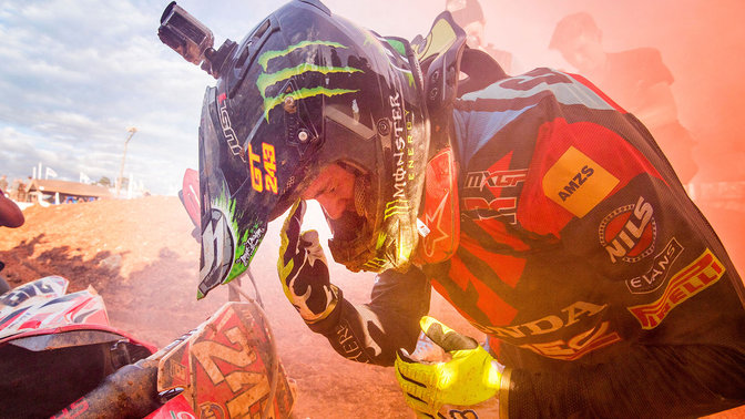 Honda MXGP-pilóta verseny után, porviharban.