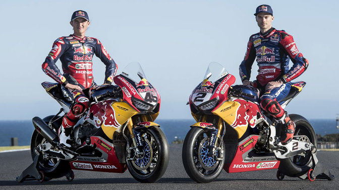 Két Honda-pilóta WSBK-versenyen induló Honda Fireblade-ekkel.