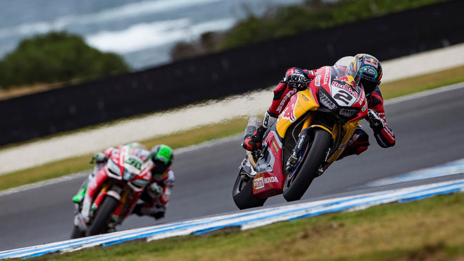 Két Honda WSBK-motorkerékpár elölről, háromnegyedes nézetben, verseny közben.