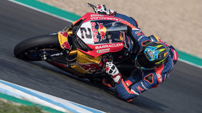 Honda Fireblade elölről, WSBK-versenyen, háromnegyedes nézetben.