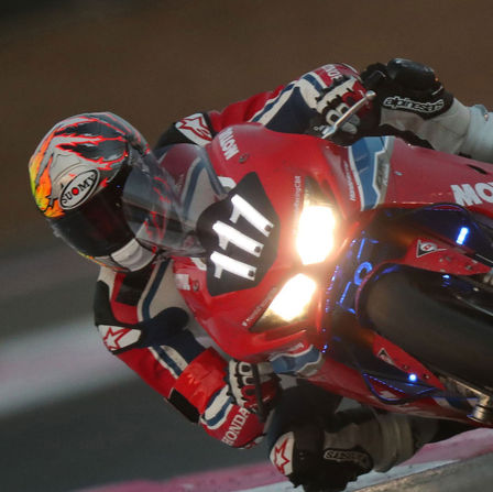 Közelkép egy EWC-ben induló Honda motorkerékpárról, versenypályán.