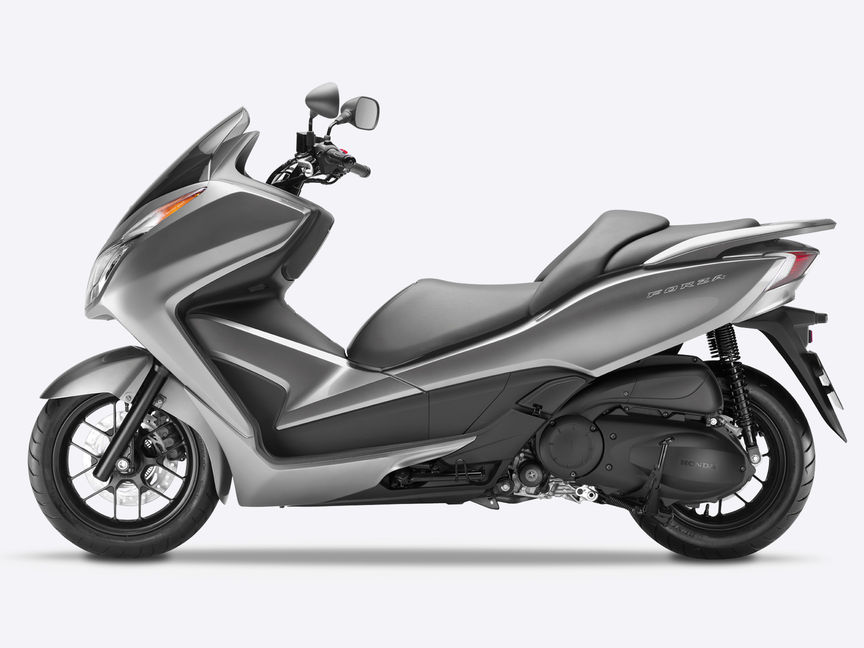 Egy szürke Honda NSS300 Forza bal oldala.