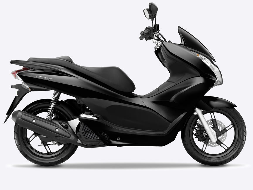 Egy fekete PCX150 jobb oldala.