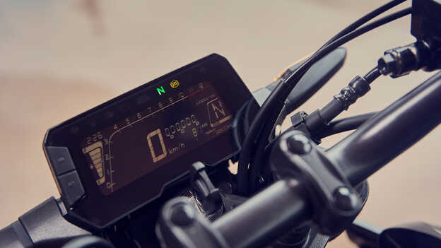Honda CB300R: Könnyen leolvasható LCD-műszerfal váltófokozat-jelzővel – közelkép