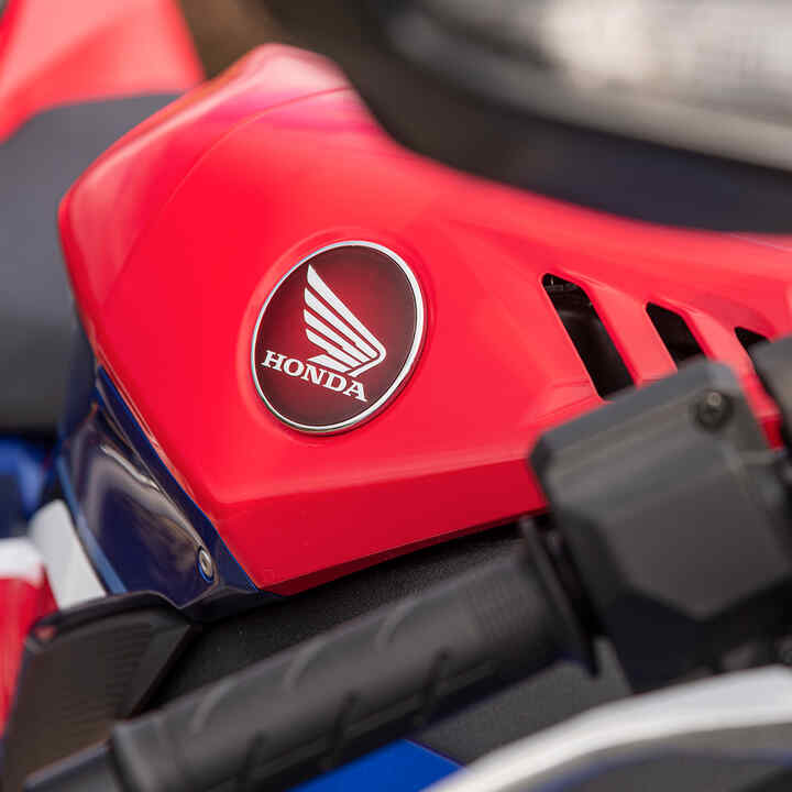 Honda CBR1000RR-R – szárnyas logó az üzemanyagtartályon