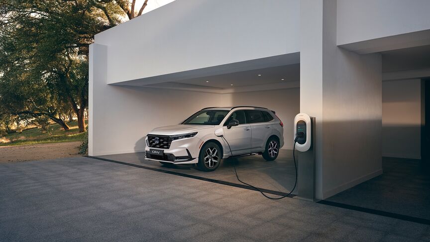 Egy Honda autó fedett helyen parkol