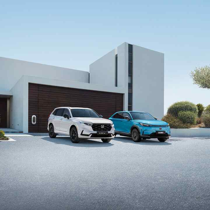 Egy épület előtt parkoló Honda hibrid autók sora.