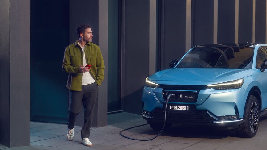 Egy Honda autó fedett helyen parkol
