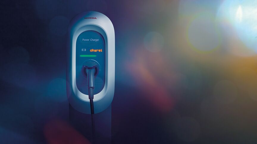 Egy Honda autó fedett helyen parkol