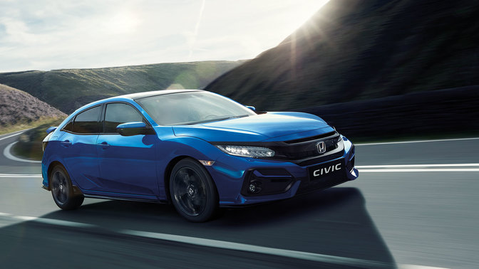 Háromnegyedes, elölről készült felvétel a Honda Civic modellről városi környezetben.
