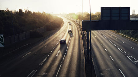 Autópályáról készített felvétel naplementében