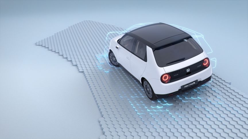 H&aacute;ts&oacute; h&aacute;romnegyedes n&eacute;zet egy st&uacute;di&oacute;ban &aacute;ll&oacute; Honda e aut&oacute;r&oacute;l