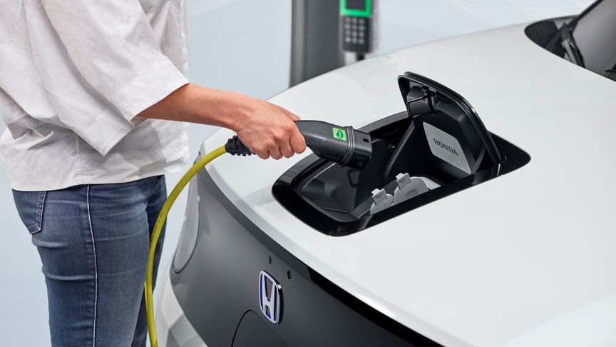 Egy t&ouml;ltődő Honda e