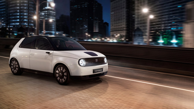 Honda e aut&oacute; v&aacute;rosi h&aacute;tt&eacute;r előtt