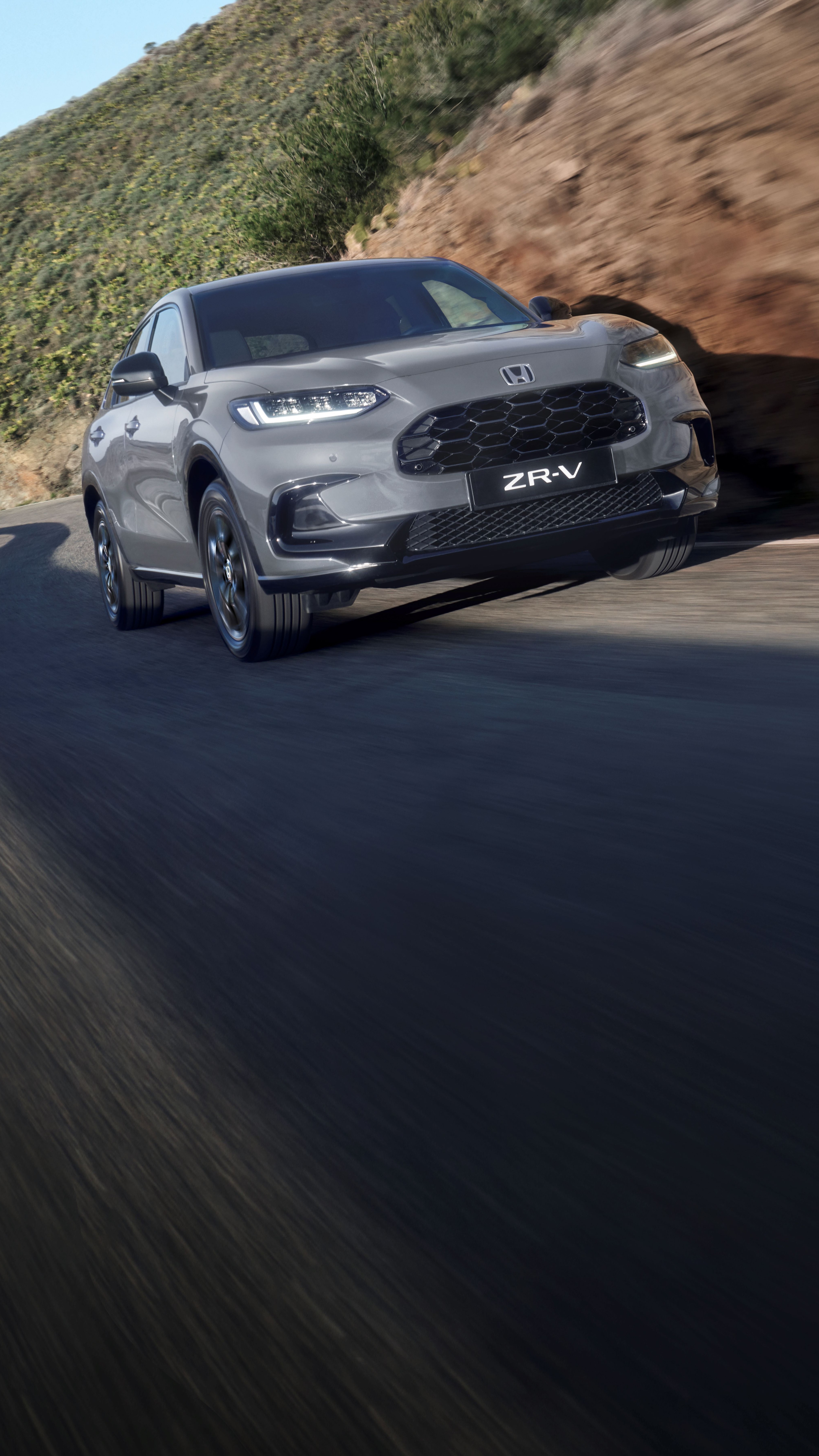 Egy ZR-V SUV sebesen halad felfelé a hegyi országúton.
