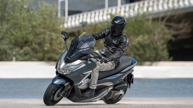 Egy Honda motorkerékpárral közlekedő férfi