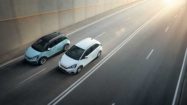 Egymás mellett haladó Honda Jazz és Honda Crosstar