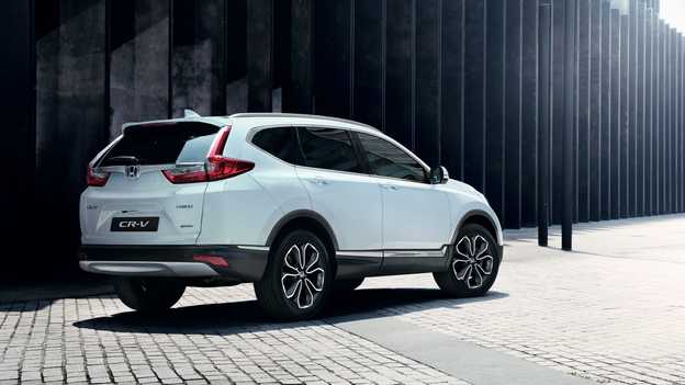 A hibrid Honda CR-V hátulról, miközben az utcán parkol