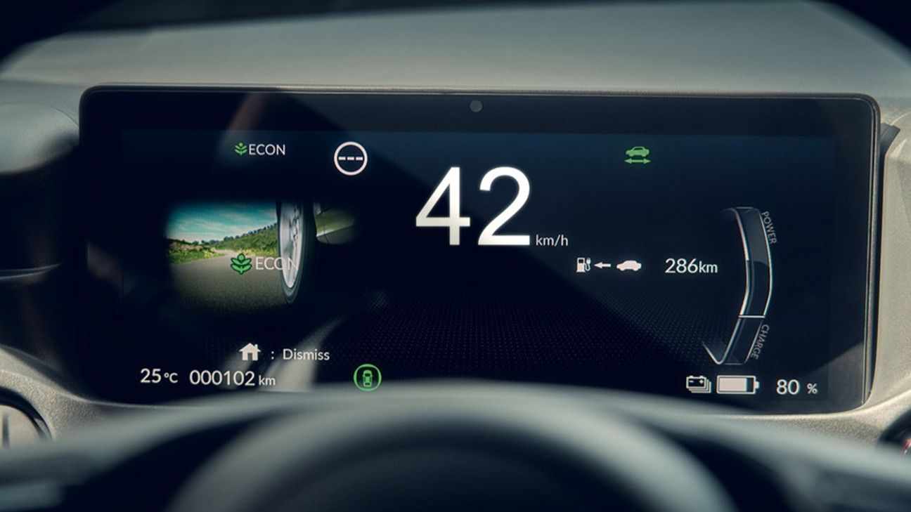Elektromos autó műszerfala, amely a hatótávolsági adatokat mutatja