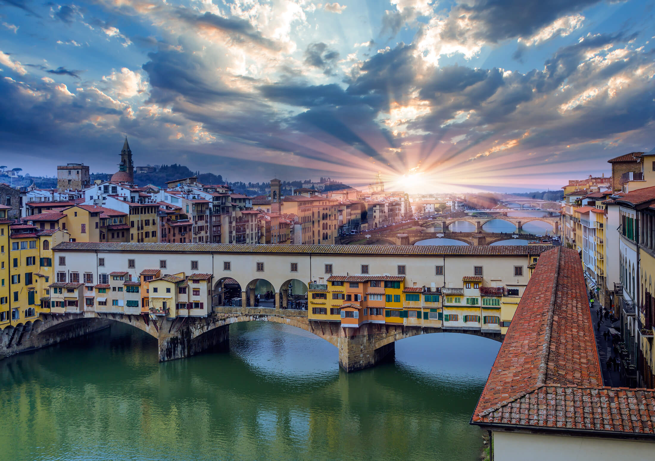 A nap a Ponte Vecchio felett Firenzében, Olaszországban