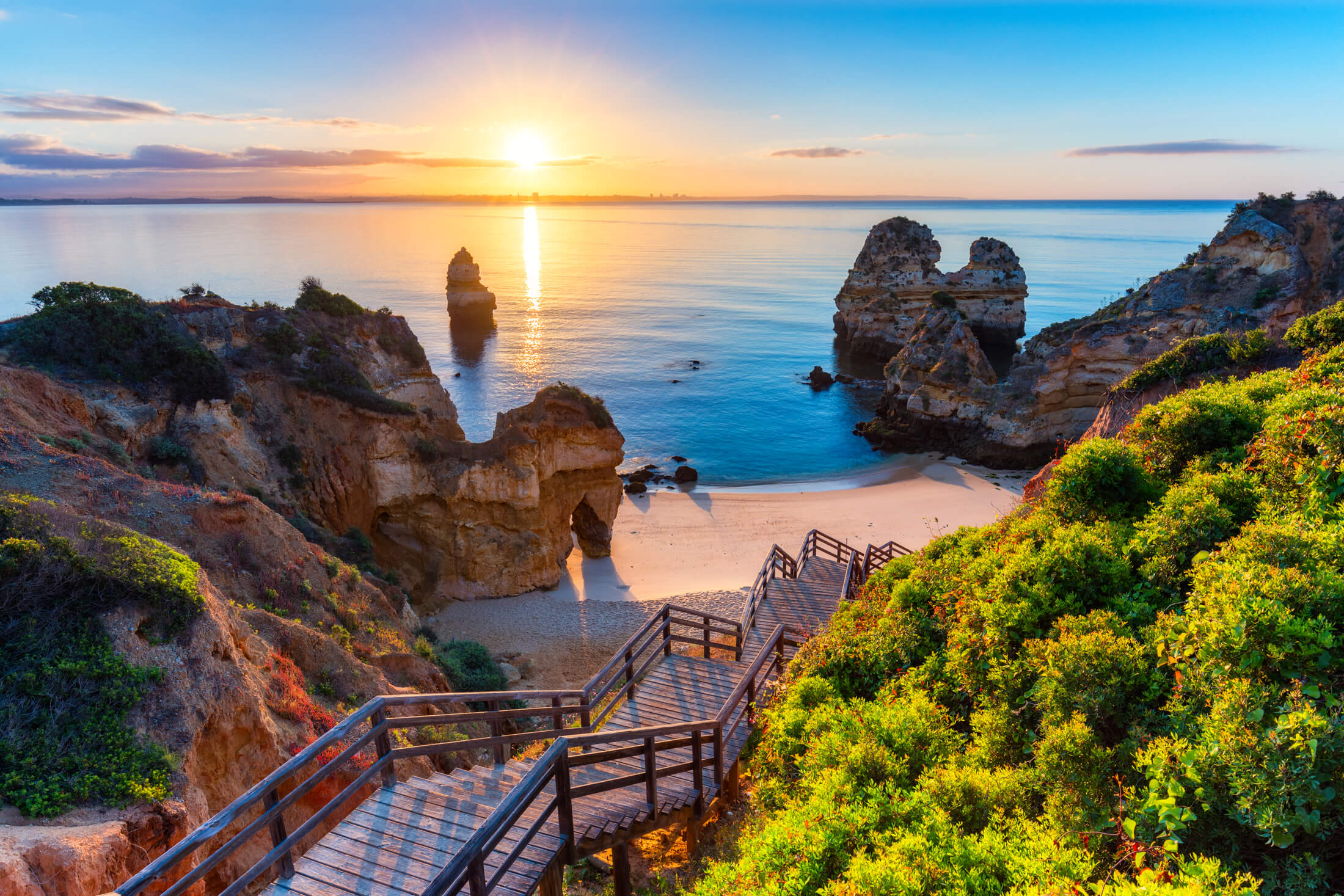 Lépcsők vezetnek le egy rejtett strandra a portugáliai Algarve-parton