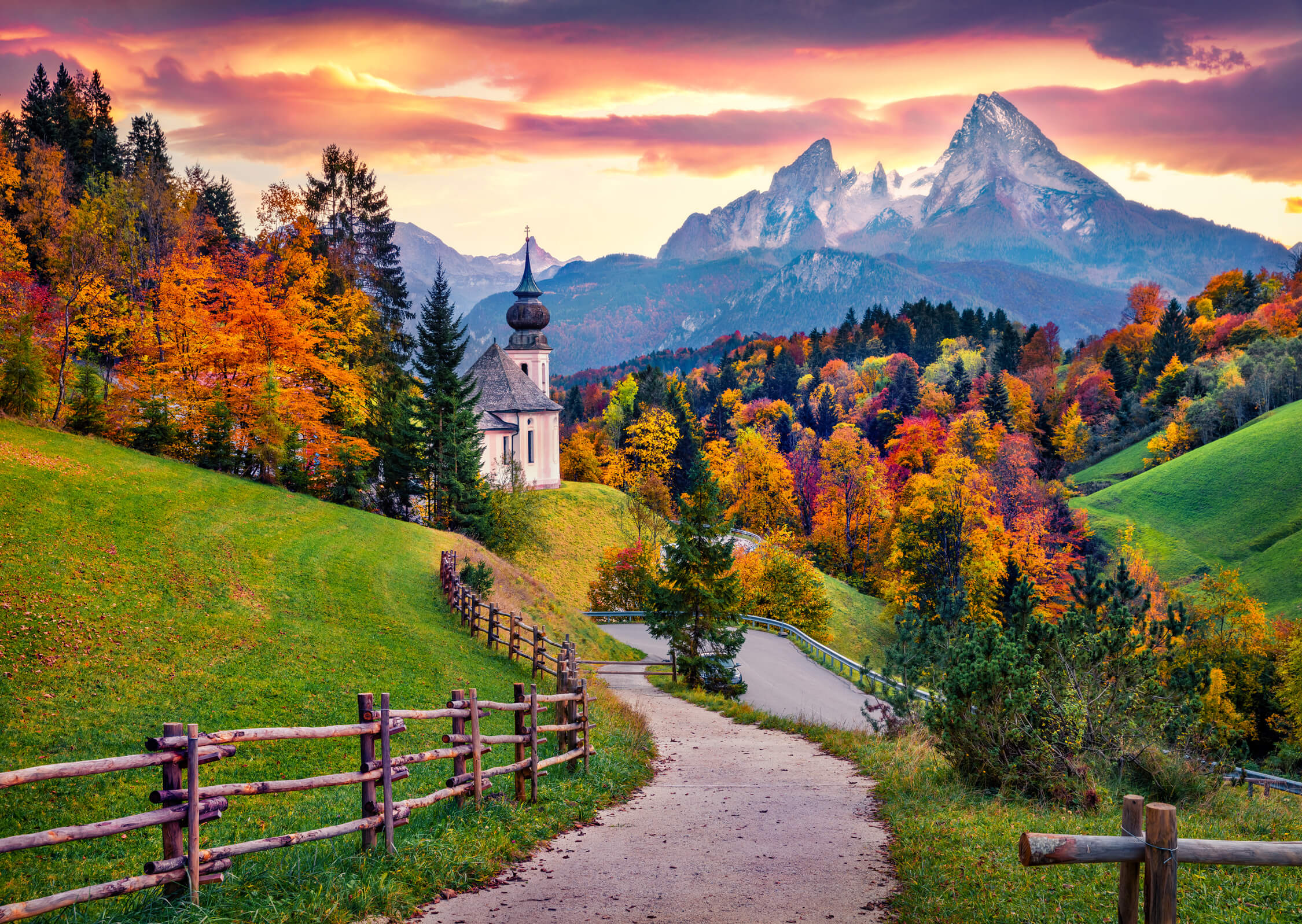 A hegyek között megbúvó Maria Gern-templom Berchtesgadenben, Bajorországban, Németországban
