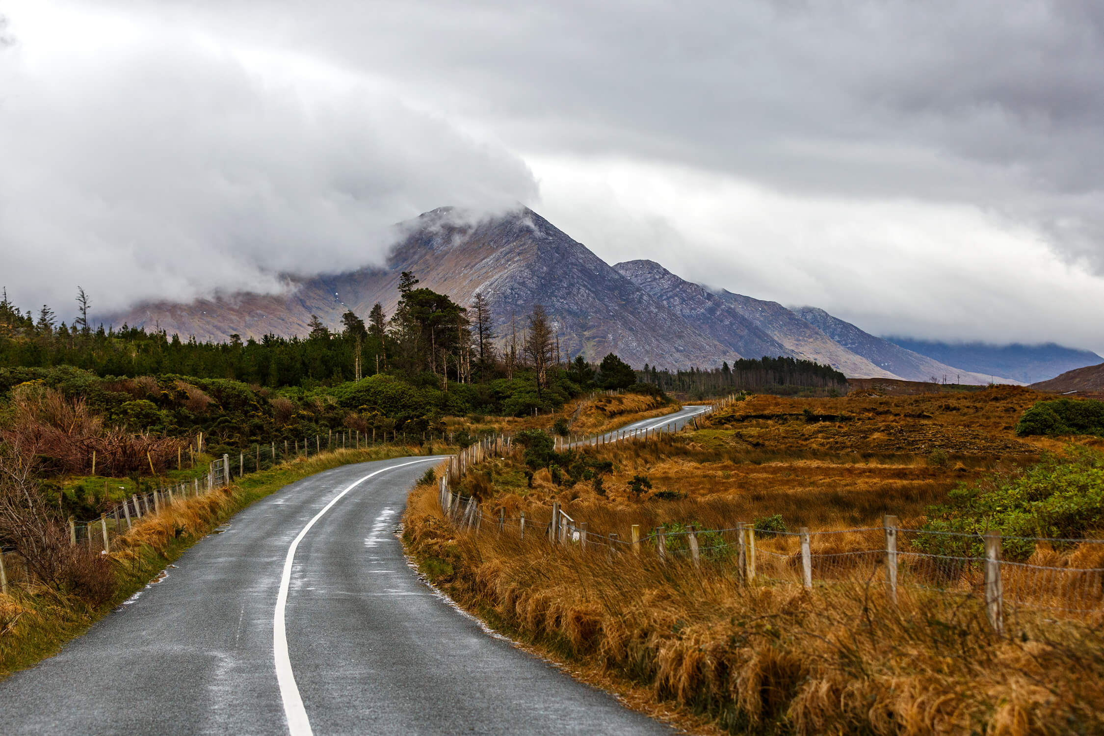 Kanyargós út az írországi Wild Atlantic Way-en