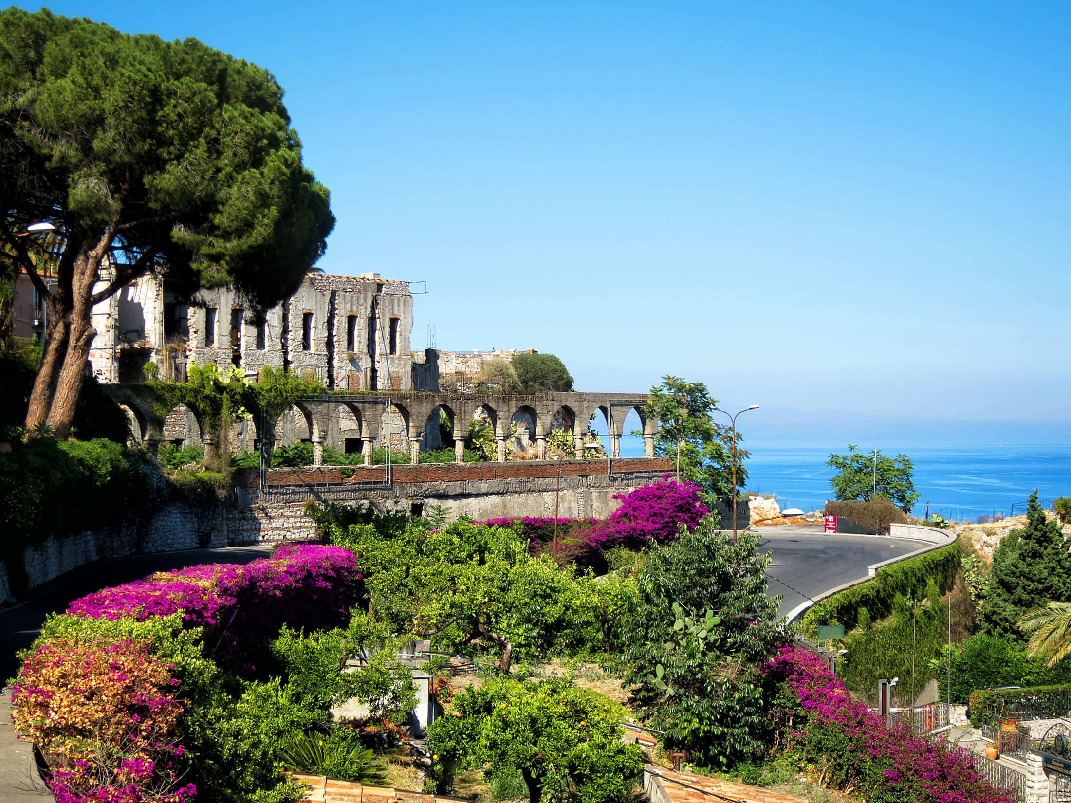 Színpompás kert egy régi épület közelében Szicíliában, Olaszországban