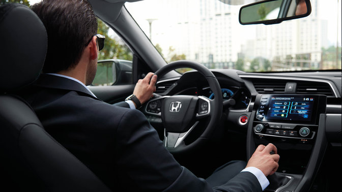 A négyajtós, kéziváltóval felszerelt Honda Civic belső tere.