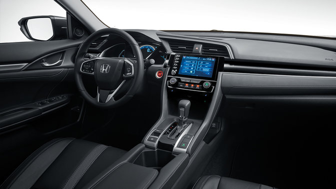 Közelkép a négyajtós Honda Civic automatikus váltójáról.