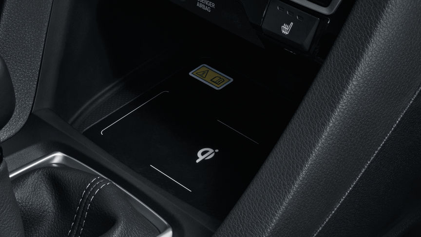 Felvétel az ötajtós Honda Civic vezeték nélküli telefontöltővel felszerelt utasteréről.