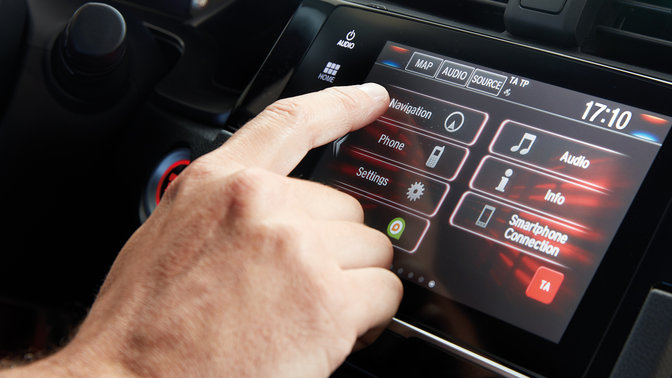Közelkép a Honda CONNECT szórakoztatóelektronikai és információs rendszerről, valamint a Garmin-alapú navigációról.