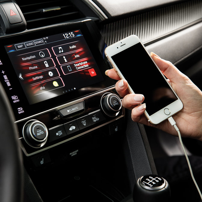 Közelkép a Honda CONNECT szórakoztatóelektronikai és információs rendszerről, valamint az Apple iPlay alkalmazásról.