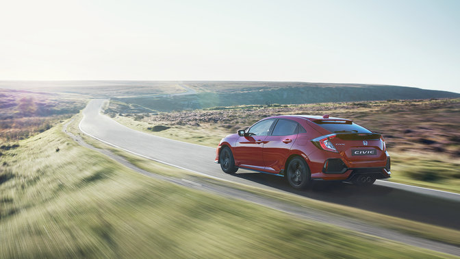 Háromnegyedes felvétel a Honda Civic hátuljáról. Vidéki környezetben.