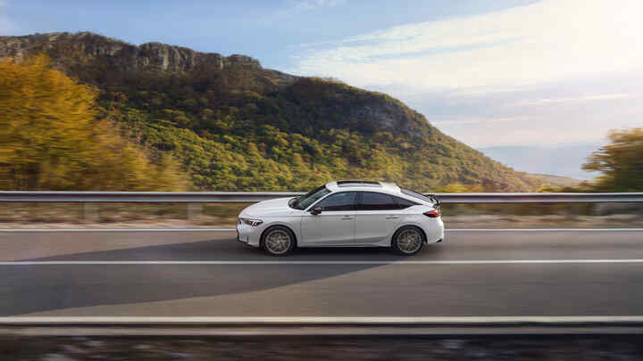 Egy Honda Civic hegyvidéki környezetben halad.