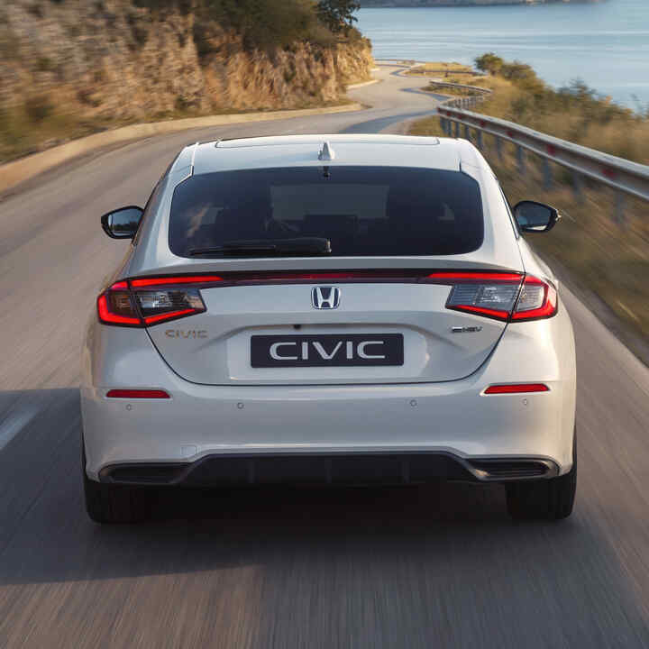 Közeli felvétel a Honda Civic Hybrid hátuljáról, mozgásban, autópályán.