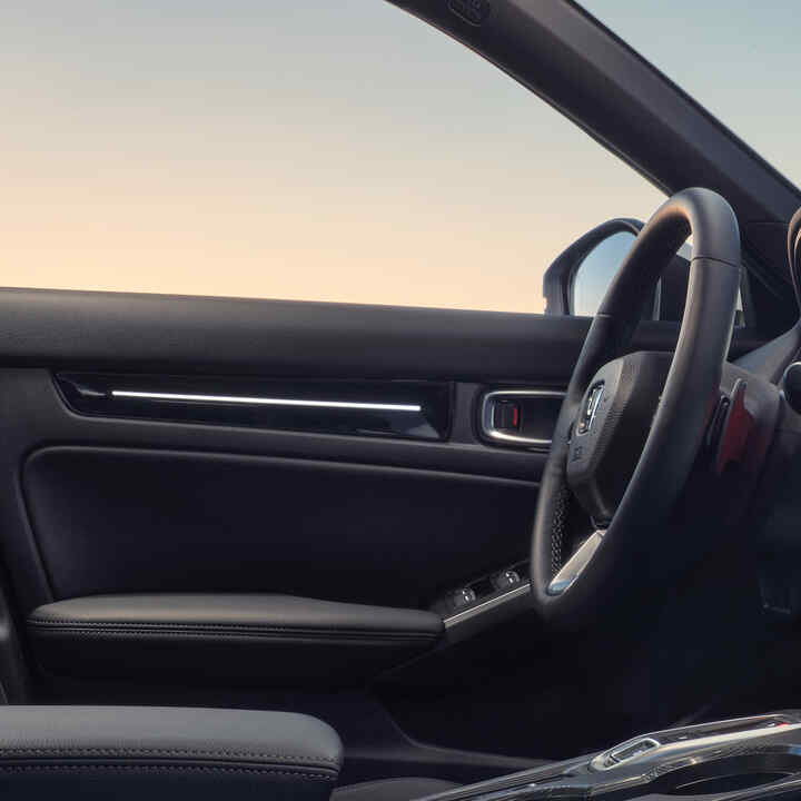 A Civic Hybrid belseje, középpontban a környezeti világítási panellel.