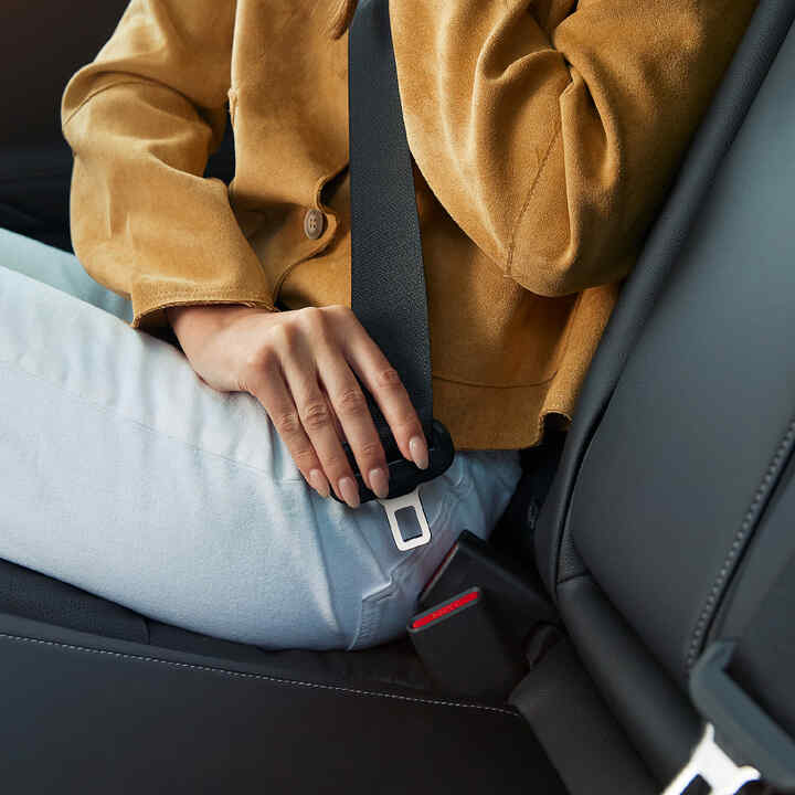 Egy személy bekapcsolja a biztonsági övét a Honda Civic Hybridben.